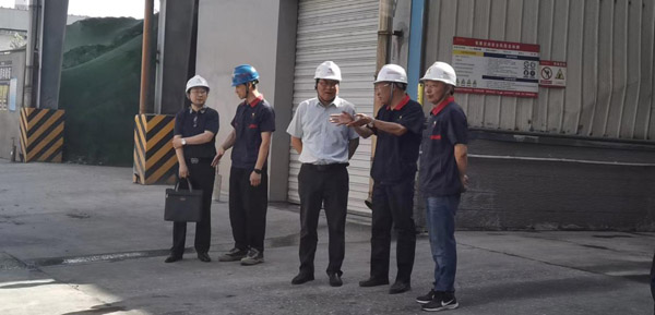 集團公司黨委委員、股份公司黨委書記、總經(jīng)理蔣培進到建材公司調(diào)研