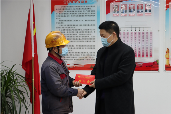 集團公司黨委委員、副總經(jīng)理胡新付到公司走訪慰問