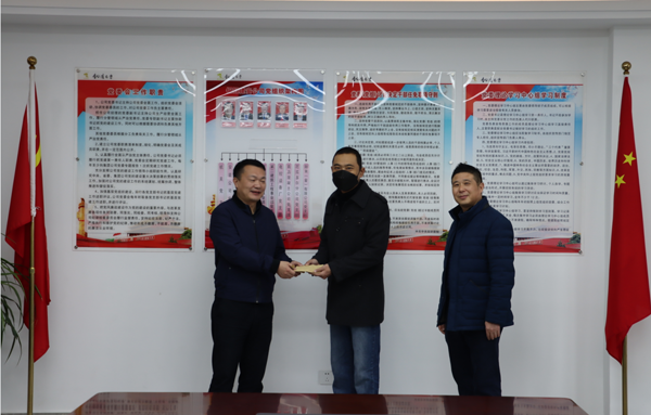 集團公司黨委委員、副總經(jīng)理胡新付到公司走訪慰問